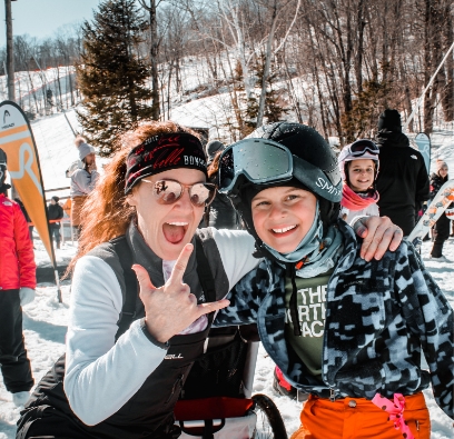 Photo d'une femme et une fille en Ski